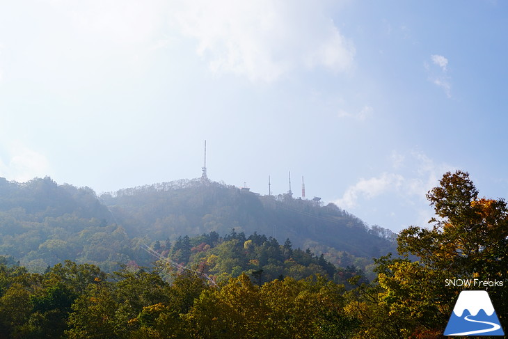 標高1,023m。錦秋に染まる手稲山へ。